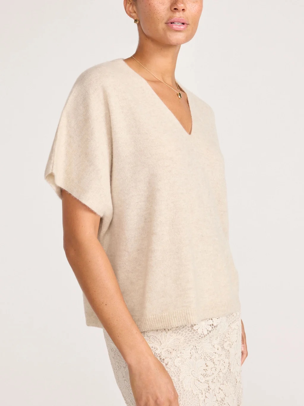 Brochu Walker Cashmere V-Neck Short Sleeve Knit Sweater In Cream